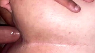 Comendo o cuzinho e gozando dentro da namorada gordinha