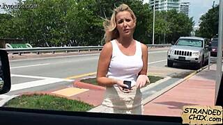 היי, רוצה לראות כוס צר של החמה טאקר סטאר בחוץ?