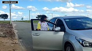 Vi uma mendinga gostosa na rua e prometi comida