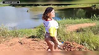 Vi uma mendinga gostosa na rua e prometi comida