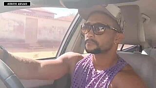 Vi uma mendinga gostosa na rua e prometi comida