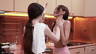 On aide papa à punir belle-fille avec ceinture et grosse bite