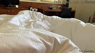 Wow, stiefmoeder en zoon delen per ongeluk een hotelbed! 😳