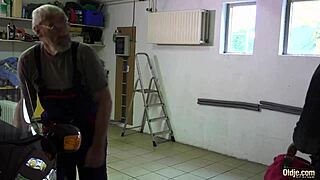 Bu parti kızı yaşlı kocasından tokatlı göt sikişi yiyor