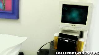 Robbie Anthony büyük sikini ince twink'in kıçına sokuyor