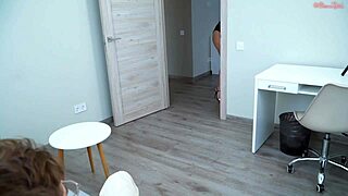 Come ha fatto il figliastro del mio nuovo marito a eccitarsi tanto per il mio costume da bagno?