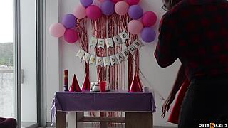 मैं बर्थडे गर्ल को उसके डैड के हाउस में स्नीकिली बांग करता हूं, जब वह वर्क पर है।