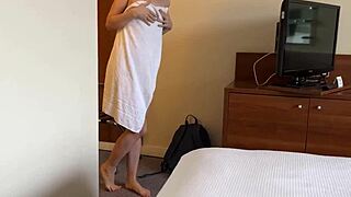 वाह, स्टेपमदर और सन एक्सीडेंटली होटल बेड शेयर करते हैं! 😳