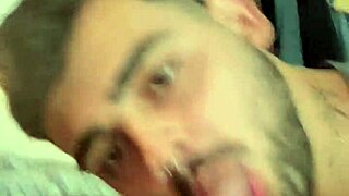 Mamando Dotado Enquanto Joga