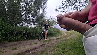 Oh Mio Dio, Questo Ragazzo Si Esibisce e Si Masturba in Pubblico Vicino a Ragazza Casuale, Cose Selvagge nel Bosco!