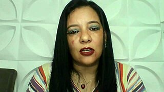 Mãe e filho donzelo exploram desejos proibidos