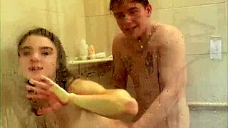 Меган Маркс шепне: Опитай тези секс пози в душа с мен!