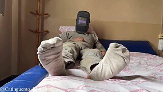 i'm serving this old married welder with a blowjob and foot fetish in the hotel room.