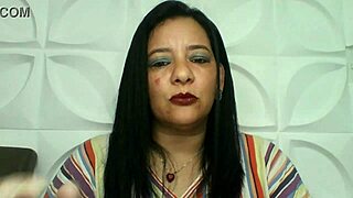 Mãe e filho donzelo exploram desejos proibidos