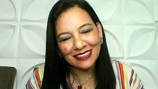 Mãe e filho donzelo exploram desejos proibidos