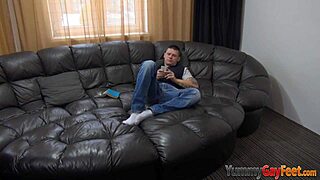 i'm that kinky twink getting my feet worshipped and masturbating in high definition footjob fetish.