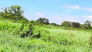 โอ๊ย! ลูกสะใภ้ญี่ปุ่นสาวบริสุทธิ์โดนล่อให้ครีมพายกลางแจ้งโดยผู้ชายแก่! 😱