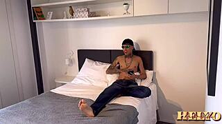 cheguei do rolê e ofereci uma mamada pro entregador e ele acabou comendo meu cuzinho meu namorado chegou e pegou no flagra