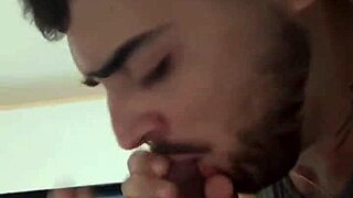 Mamando Dotado Enquanto Joga