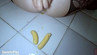Anál s jídlem, drtím banány v prdeli