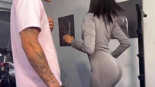 Jeg får aldri nok av Brittany Taylors store svarte rumpe på trening.