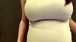 Moja mačeha razkazuje svoj fleksibilni rit in ogromne mlečne prsi