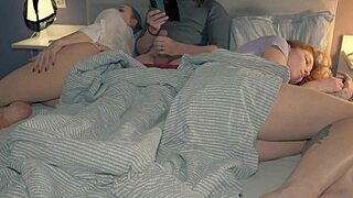 Μοιράζομαι Κρεβάτι με Θετή Μητέρα και Θετή Αδερφή Γίνεται Απροσδόκητη Διασκέδαση.