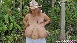 מילף נודיסטית שופעת פטרה חושפת הכל בחוף