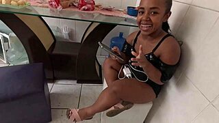 สาวตัวเล็กสลัดเย็ดแรงและออกไปด้วยหีเต็มน้ำเงี่ยน