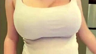 我的继母炫耀她灵活的屁股和大奶子