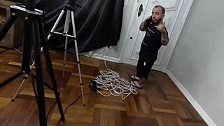 สาวตัวเล็กสลัดเย็ดแรงและออกไปด้วยหีเต็มน้ำเงี่ยน