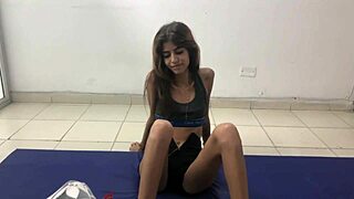 mi hermanastra pequena esta haciendo ejercicios y le ayudo con su cardio. me la follo duro - porno en español historia completa