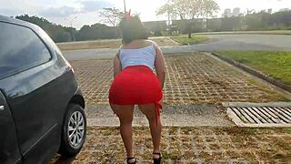 coroa brasileira casada shows off in parking before motel banging