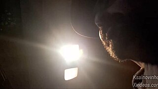 Punheta arriscada para gostosa na rua em público