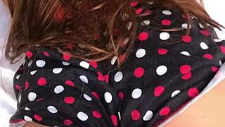 Le salaud jouit dans la chatte de la belle-fille avec jouet sexy