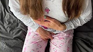 Jeune salope 18 ans se doigte en pyjama, squirt avant giclée grosse bite