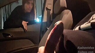 Punheta arriscada para gostosa na rua em público