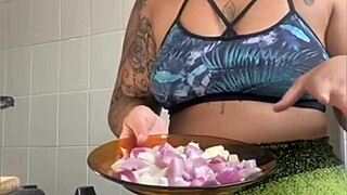 I’m Obsessed with Flashing My Swollen Pussy While Cooking Online!