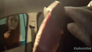 Punheta arriscada para gostosa na rua em público