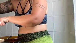 I’m Obsessed with Flashing My Swollen Pussy While Cooking Online!