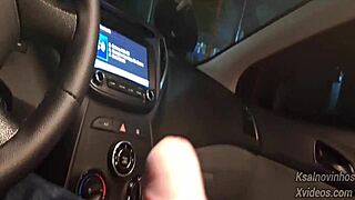 Punheta arriscada para gostosa na rua em público