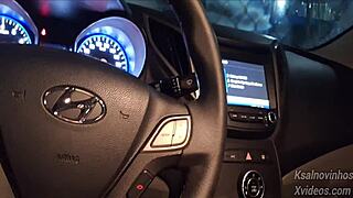 Punheta arriscada para gostosa na rua em público