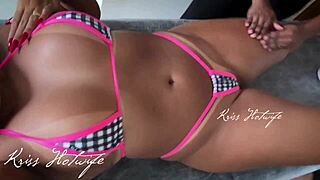 Usei Um Biquini Todo Socado Na Buceta E Fiz Topless Massagista Ficou Cheia De Tesão E Passando A Mão Em Minha Bucetinha