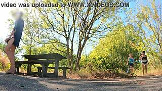 友達とショーツで野外ピクニック自然満喫