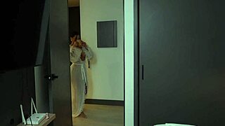 लातीना बस्टी ब्रूनेट चोर से पकड़ी जाती है और ज़ोर से चुदवाती है