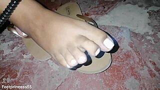 Exploring sexy toes in a feet fetish session