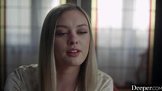 アンバー・ムーアが制服フェラに我慢できず！