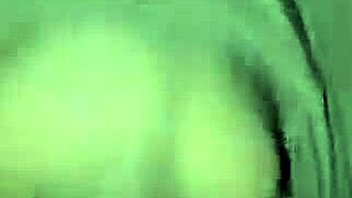 Close up comendo a buceta da putinha de perto pra voces