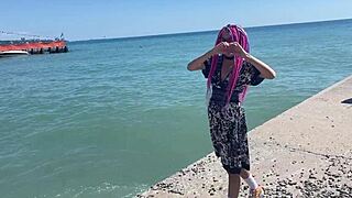 Söt strandflicka blir till smutsig slav. Hon tar gapande anal och sperma överallt.