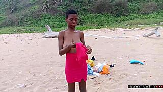 Ung svart par knuller hardt på våt strandferie